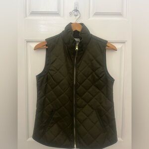 PRE-OWNED OLD NAVY WOMEN'S OLIVE GREEN LIGHTWEIGHT QUILTED VEST- SMALL
